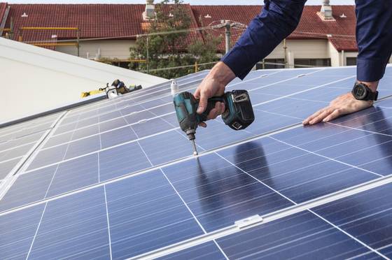 Zonnepanelen kopen in 2020 of wachten tot 2021? Onze expert ziet het verschil oplopen tot 2.700 euro 