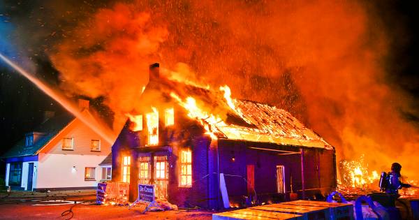 Woonhuis in aanbouw brandt af in Hoogeloon, ook tijdelijk onderkomen bewoonster verloren gegaan - Ei