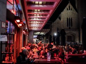 Les bars remplis avant la fermeture: “Tout Bruxelles se bourre la gueule”