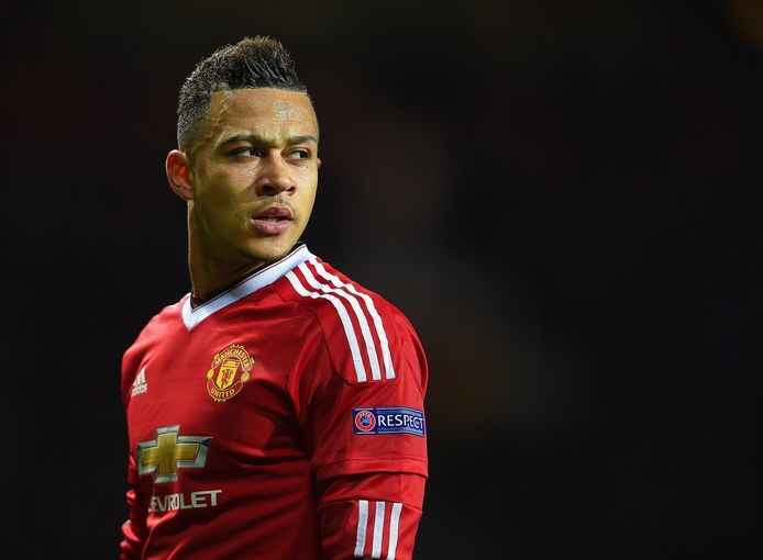 Memphis Verrast Vriendin Op Valentijnsdag Met Opvallende Jas Offside Ad Nl