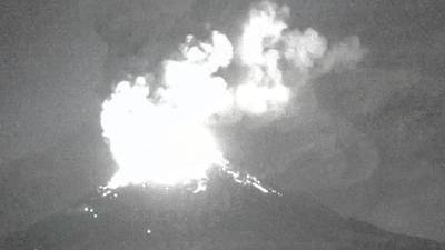 Unieke beelden van uitbarstende vulkaan in Mexico