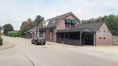 Woningen in het enige café van Deest