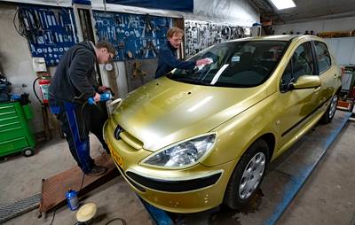 Wie weet een zorgheld voor gouden auto uit Sterksel?
