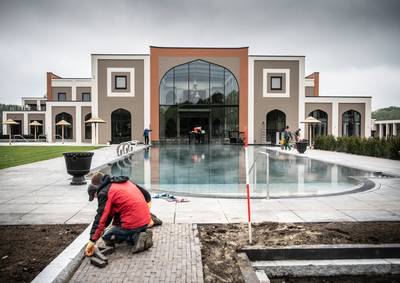 Zo ziet het enorme nieuwe wellnesscomplex in Wijchen eruit: bouwers leggen laatste hand aan Indiase sferen