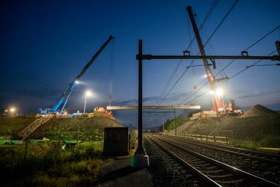 Overweg in spoorviaduct Elst getakeld