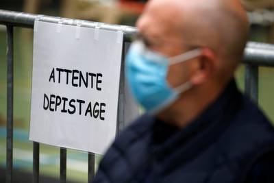 Des médecins français réclament “le masque obligatoire” dans les lieux publics clos