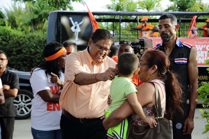 Chan Santokhi van de VHP, de grootste grootste oppositiepartij in Suriname, tijdens een campagne.