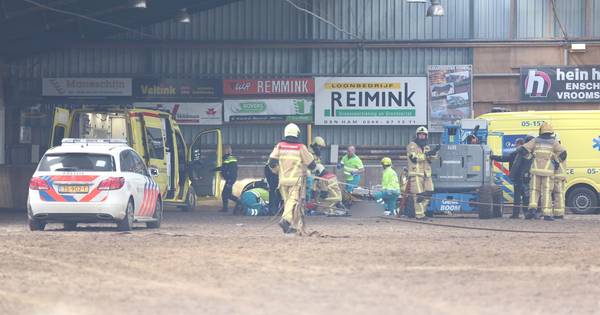 Twee gewonden na val door dak bij manege in Den Ham - Tubantia