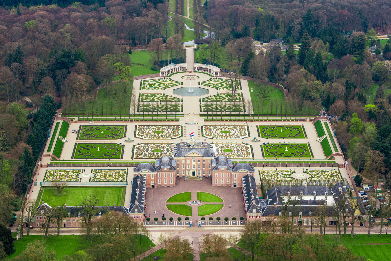 Paleis Het Loo vergeven van asbest | Foto | AD.nl