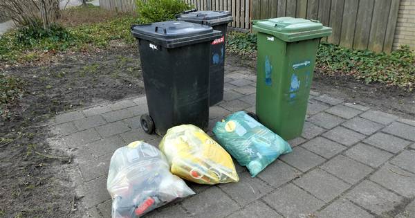 Het wordt een zooitje: Afgekeurde pmd-zakken blijven liggen en waaien weg - Eindhovens Dagblad