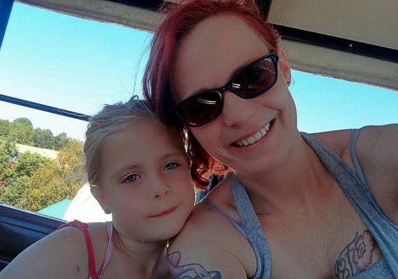 De dochter van Annick (42) overleed door een ongeluk met een grasmaaier
