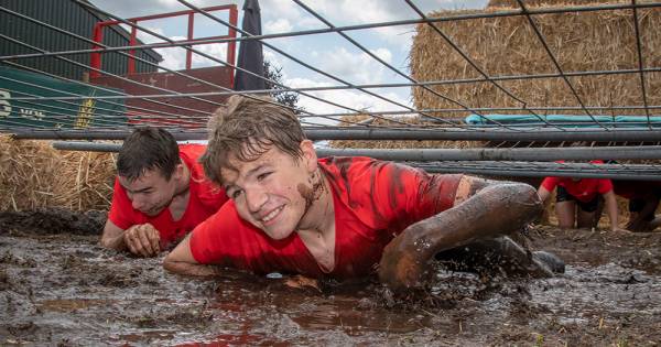 Deelnemers Blubberrun trotseren obstakels en processierupsen in Haghorst - BD.nl