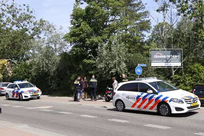 Motorrijder botst op auto in Mill