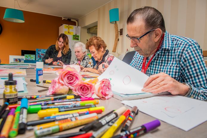 Onwijs Demente ouderen knutselen om herinneringen op te halen: 'In het JU-69