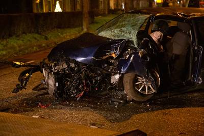 Achttienjarige zonder rijbewijs zwaargewond nadat hij met auto tegen boom rijdt in Willemstad