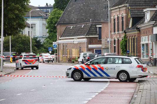 De Vredensestraat in Winterswijk is afgezet, nadat een man in zijn been is geschoten door de politie.