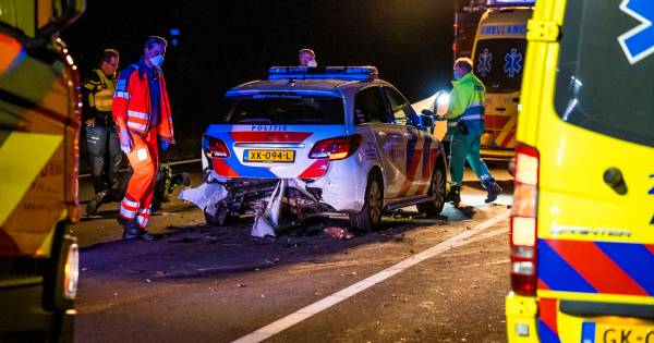 Twee politieagenten gewond bij aanrijding op Brabantse snelweg.