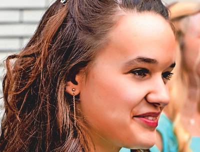 Stacey (14) sterft dag na bruiloft moeder: ‘Zaterdag mijn bruidsmeisje, zondag politie aan de deur’