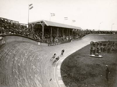 Warme herinneringen aan verdwenen en overwoekerde wielerbanen