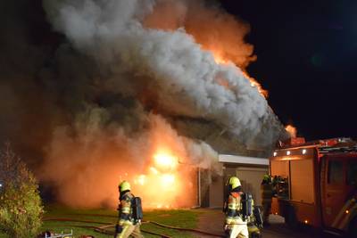 Woning verwoest door grote brand in Ooij, brandweer blust al uren