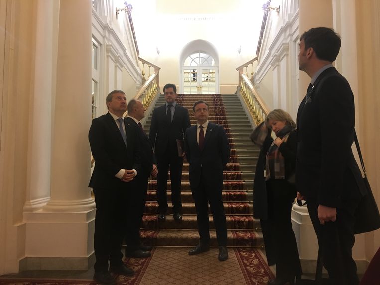De Wever bezoekt het stadhuis van Moskou