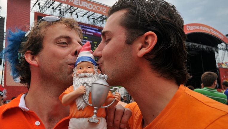 Oranje met mes op de keel, maar fans scharen zich achter ...