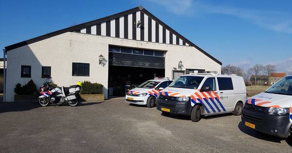 Gestolen scooters en ernstig gewonde hond aangetroffen in loods Poortvliet