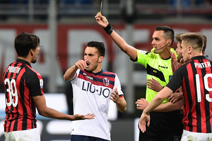 Lucas Paquetá (links) krijgt geel.
