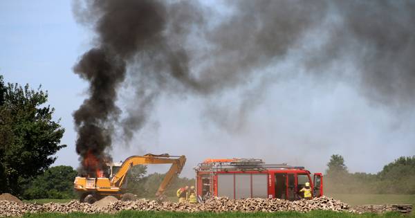 Graafmachine vliegt in brand in Geesteren - De Gelderlander