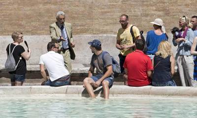 Rome verscherpt regels: pizza eten, zingen of als gladiator verkleden mag niet meer
