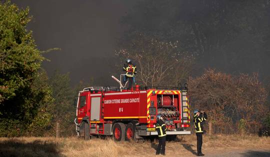 Twee brandweermannen komen om bij brand nabij Bordeaux • Code rood in vijf Franse departementen