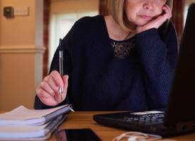 Erica (56) bleef met niets achter toen haar man plotseling overleed