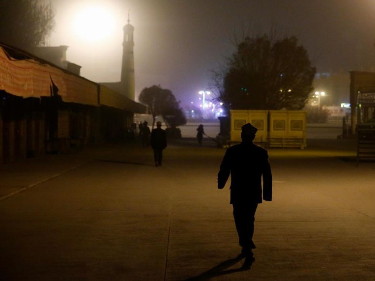 Mannen gaan naar het ochtendgebed in de moskee in Kashgar, in de Chinese autonome regio Sinkiang.