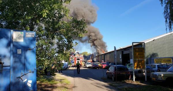 Zwarte rookwolken bij grote #brand op #industrieterrein #Duiven: ‘Kom niet naar de locatie'.