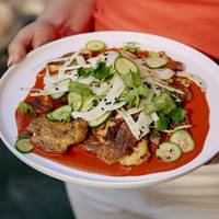 Een beetje nonchalant, maar met een rijkdom aan smaken: crispy smashed aardappelsalade met gochujang