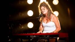 Prachtig! Melanie aan de piano met ‘Constellations’
