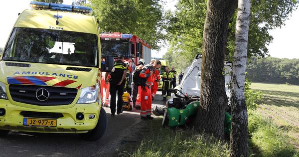 Testrit met rally-auto eindigt in botsing met boom in Wilbertoord - De Gelderlander