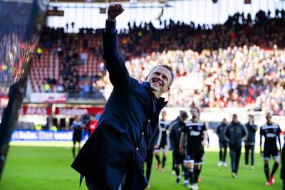 AZ-coach Van den Brom opgelucht: ‘Hopelijk nu van dat gezeur af’