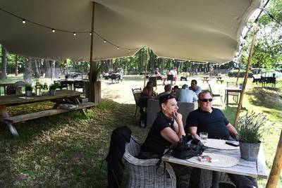 Pannenkoeken peuzelen op nieuw terras in het bos in Velp