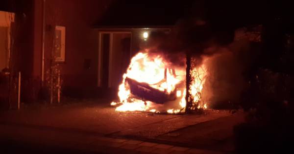Auto gaat in vlammen op in Delden