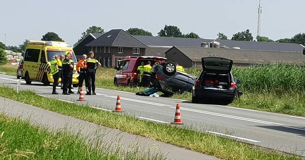 Auto belandt op de kop bij aanrijding in Wamel