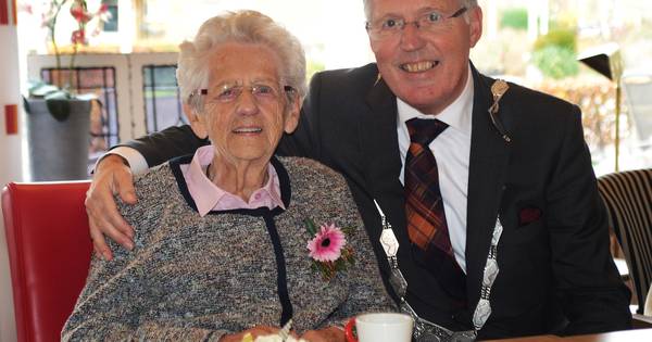 Knuffel van de burgemeester en een boom voor 100-jarige Bruse