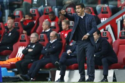 Van Bronckhorst pissig over rode kaart