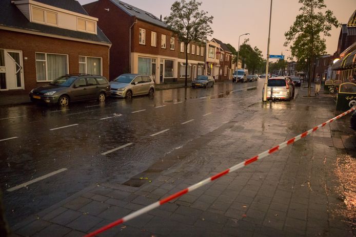 Noodweer in Brabant: wateroverlast, omgewaaide bomen en Geen gewonden door noodweer in Weert | Foto | bndestem.nl