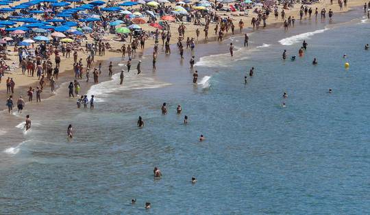 Ophef in Italië over opvallende strandregel in Sardinië: parasols verboden voor de meeste bezoekers