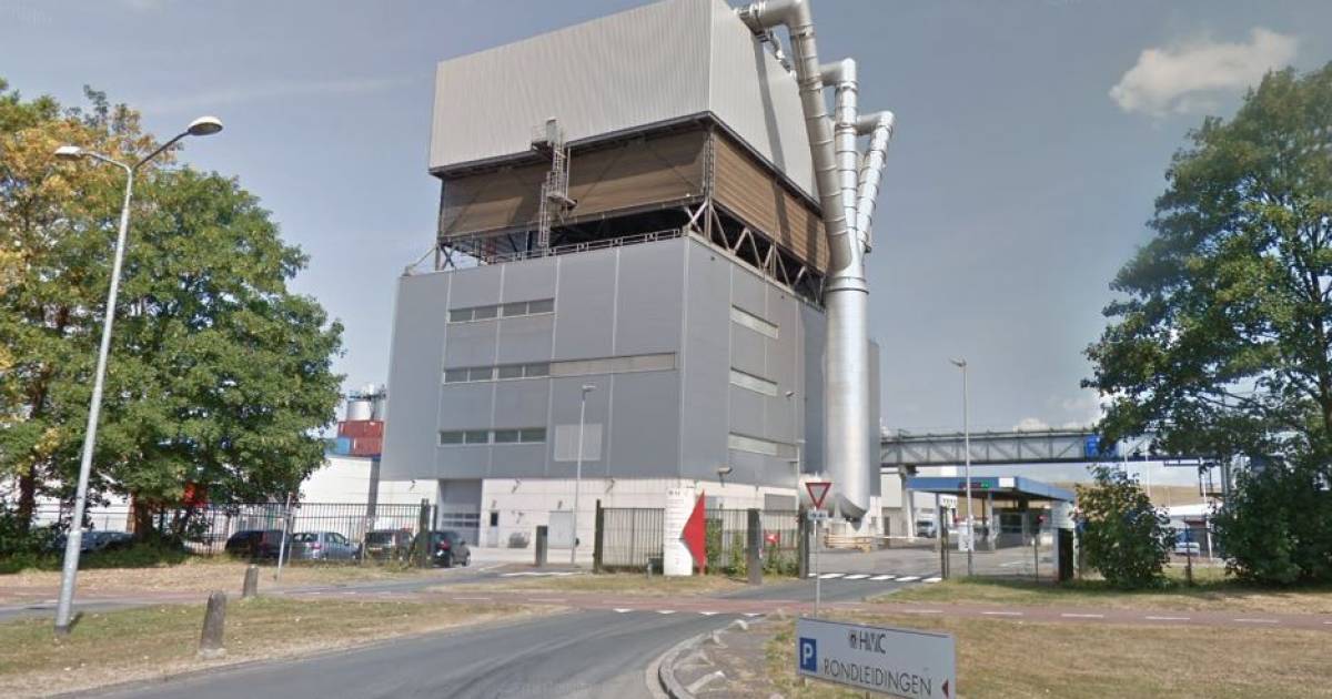 Brand bij HVC in Dordrecht. . Het is te hopen dat nu niet duizenden Dordtenaren met de kerst in de kou zitten omdat ze afhankelijk zijn van het warmenet wat daardoor gehoord wordt . Ik roep steeds. Wees niet afhankelijk van 1 bron