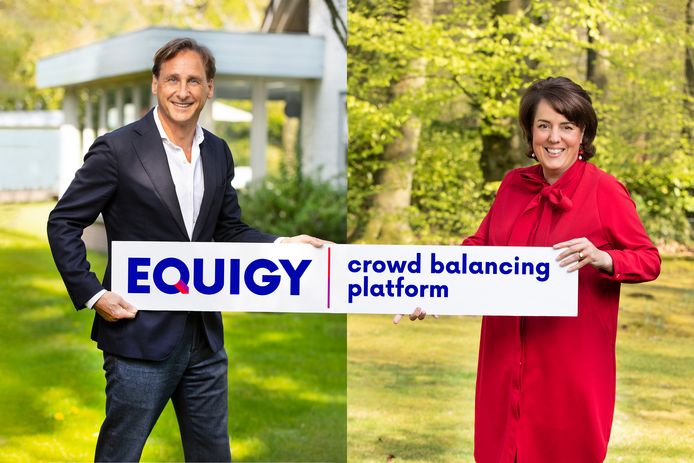 Topvrouw Manon van Beek en hoofd digitaal René Kerkmeester met het logo van het nieuwe revolutionaire platform Equigy.