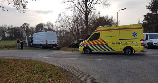 Twee gewonden bij botsing tussen bestelwagen en auto in Silvolde