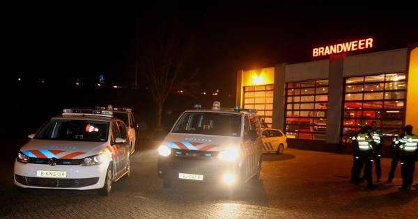 Agenten belaagd en bekogeld in Waardenburg, 40 raddraaiers weggejaagd - BD.nl
