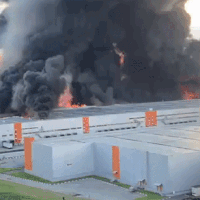 Brand in twee magazijnen van Wildberries in Sint-Petersburg na Oekraïense droneaanval, zwarte rookpluim tot ver te zien